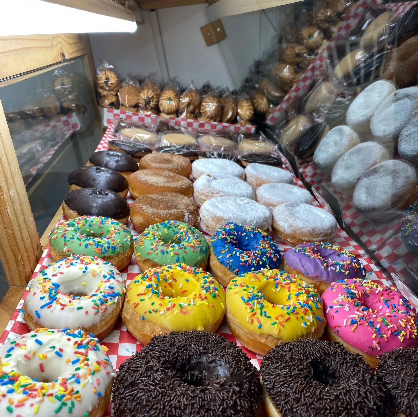 Vitrina con donas de colores