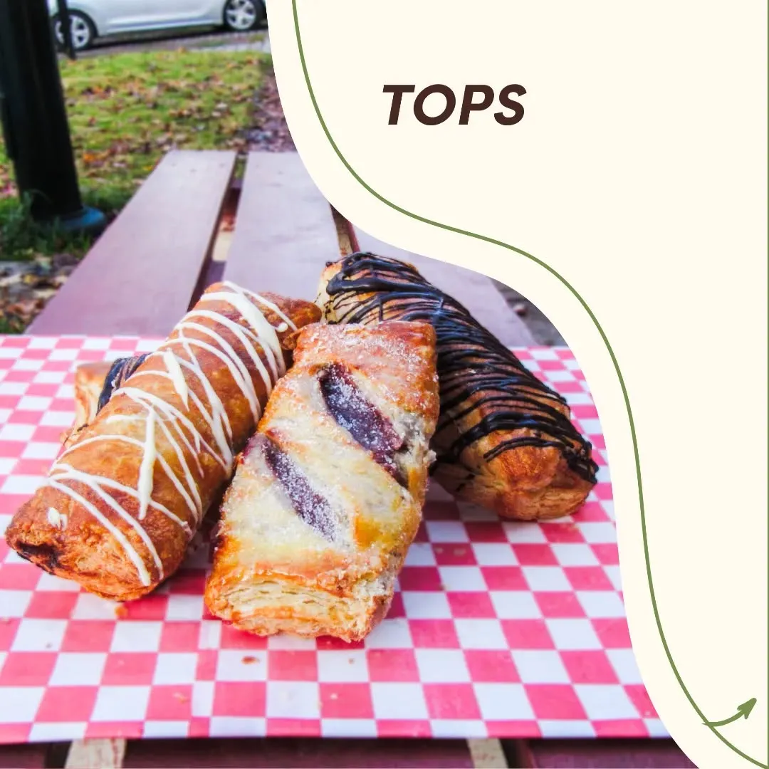 Hojaldres y pasteles sobre una mesa
